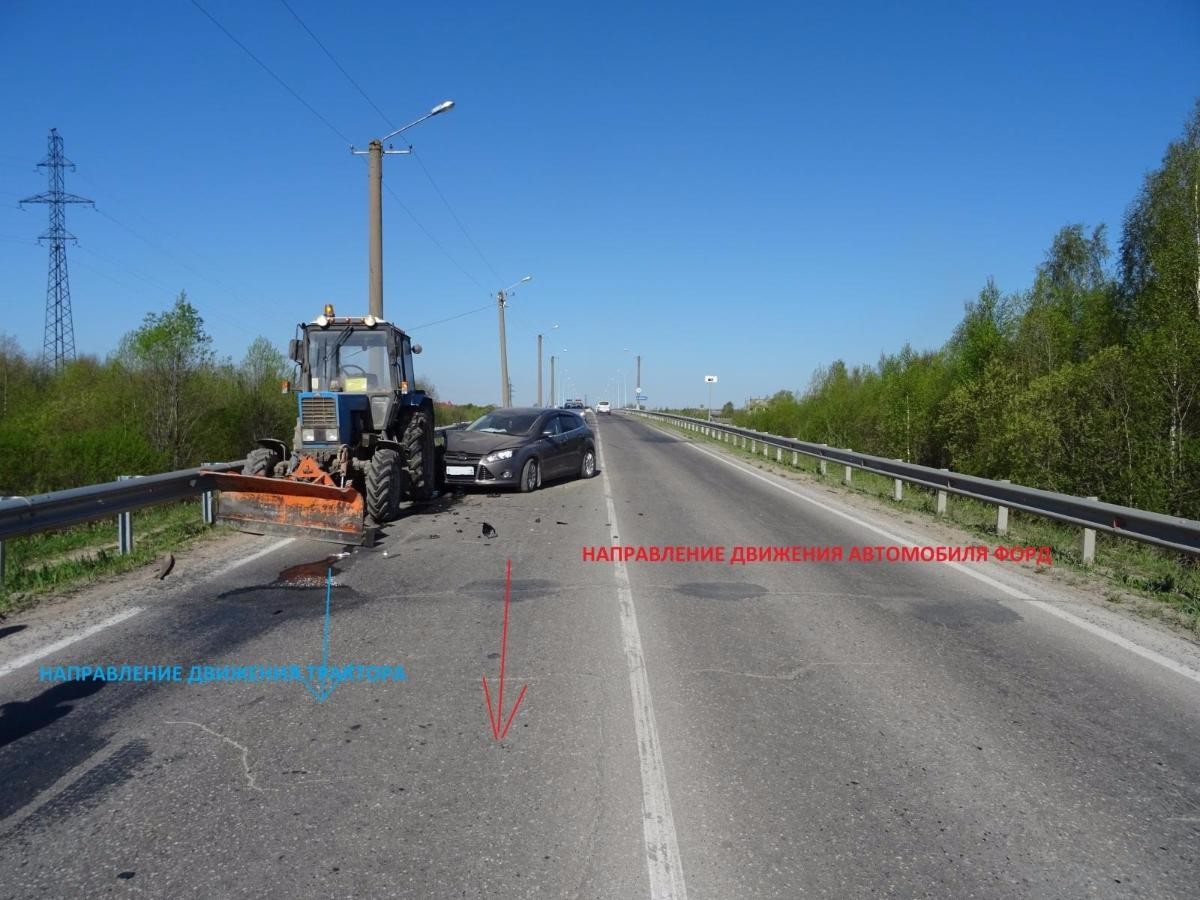 В Каргопольском районе столкнулись Ford Focus и трактор